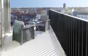 Un balcón con una mesa y sillas en un edificio. en Residentie Crystal Ref 84, en Ostende