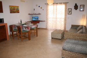 een woonkamer met een tafel en een bank bij Casa Bahia 6 in Santa Maria
