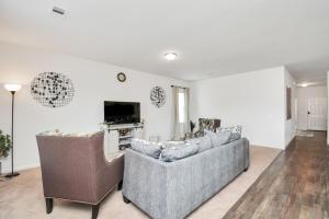 sala de estar con 2 sofás y TV en CHARMING 4 BEDROOMS BROOKSHIRE/KATY WITH GYM en Brookshire