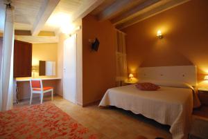 Casa MaccariにあるPantanelli Di Vendicariのベッドルーム1室(ベッド1台、テーブル、椅子付)