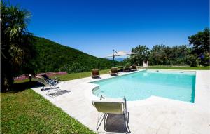 Terenzano的住宿－Beautiful Home In Loc, Spicciano With Outdoor Swimming Pool，一个带躺椅的游泳池