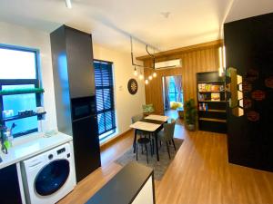 een keuken en een woonkamer met een eetkamer bij Arte Mont Kiara by RKD HOME in Kuala Lumpur