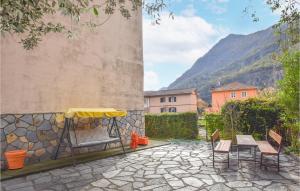 een patio met een gele tafel en stoelen naast een muur bij Beautiful Home In Santambrogio Di T, With Wifi in SantʼAmbrogio di Torino