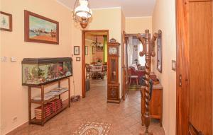 een hal met een woonkamer met een aquarium bij Beautiful Home In Santambrogio Di T, With Wifi in SantʼAmbrogio di Torino