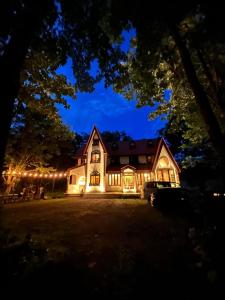 ein nachts beleuchtetes Haus mit Licht in der Unterkunft Panketo Lodge & Yoga Studio in Hakuba