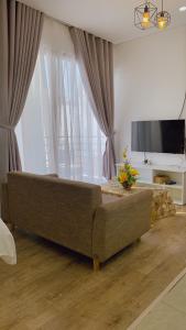 Un televizor și/sau centru de divertisment la POOL Seaview - 4A - -Blue Sea- Balcony- Bathtub