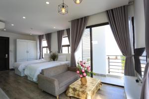 Un pat sau paturi într-o cameră la POOL Seaview - 4A - -Blue Sea- Balcony- Bathtub +4 fotografii