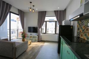 Un televizor și/sau centru de divertisment la POOL Seaview - 4A - -Blue Sea- Balcony- Bathtub