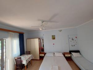 1 dormitorio con 2 camas, sofá y mesa en Apartments Bor - 20m from the beach, en Kraj