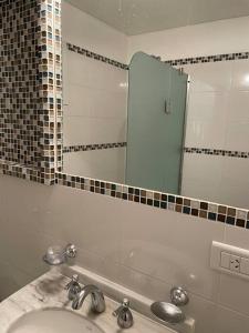 La salle de bains est pourvue d'un lavabo, d'un miroir et d'une baignoire. dans l'établissement Corrientes Pora, à Corrientes