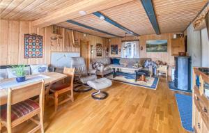 ein Wohnzimmer mit einem Sofa und einem Tisch in der Unterkunft 5 Bedroom Awesome Home In Lillehammer in Lillehammer