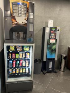 ein Getränkeautomat neben einem Münztelefon in der Unterkunft Quinta de Santa Ana, em Vizela in Infias