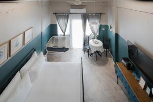 1 dormitorio con 1 cama y 1 mesa en una habitación en Blu Monkey Boutique Phuket Town, en Phuket