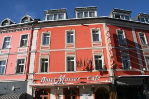 フィラッハにあるAppartement Mosser Villach Zentrum mit Parkplatzの看板の赤い建物