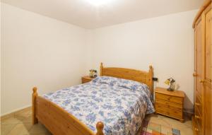a bedroom with a wooden bed and a wooden dresser at Stunning Home In Scaterina Di Pittinur in Santa Caterina
