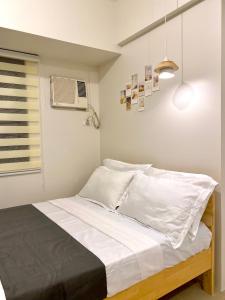 Postel nebo postele na pokoji v ubytování Nordic Bleu Staycation at Ayala Serin