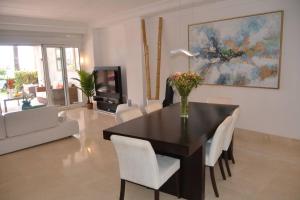 Posezení v ubytování Lovely 2 bedroom unit with private pool
