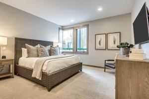 ein Schlafzimmer mit einem Bett und einem Fernseher darin in der Unterkunft Premium Five Bedroom Suite apartment hotel in Park City
