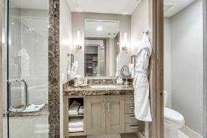 ein Badezimmer mit Waschbecken, Toilette und Spiegel in der Unterkunft Premium Five Bedroom Suite apartment hotel in Park City + 20 Fotos