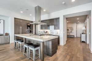 Una cocina con una gran isla con taburetes de bar. en Platinum Two Bedroom apartment hotel, en Park City