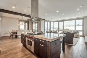 cocina con fogones y sala de estar. en Platinum Two Bedroom apartment hotel, en Park City