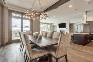 Un comedor con mesa y sillas de madera. en Platinum Two Bedroom apartment hotel, en Park City