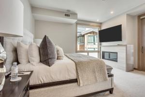 Un dormitorio con una cama con televisión y chimenea. en Platinum Two Bedroom apartment hotel, en Park City 7 fotos más