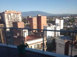 einen Balkon mit Stadtblick in der Unterkunft Bello Departamento 2 Habitaciones, Barrio Norte in San Miguel de Tucumán