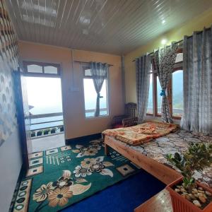 een slaapkamer met een bed en 2 ramen bij The Swarna Homestay in Darjeeling