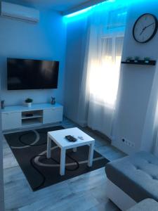 Televízia a/alebo spoločenská miestnosť v ubytovaní Pintér Apartman