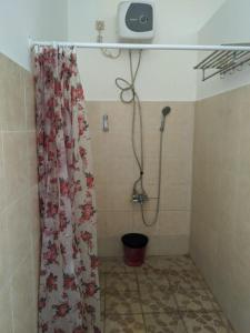 y baño con ducha y cortina de ducha. en ANDY'S LODGE KELIMUTU, en Kelimutu