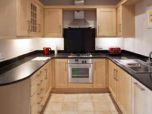 Køkken eller tekøkken på Lowenna Manor 4