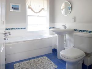 Et badeværelse på Lowenna Manor 4 + 4 billeder