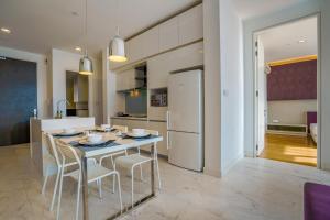 吉隆坡Yemala Suites at Platinum KLCC的配有桌椅和冰箱的厨房