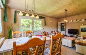 una cucina e una sala da pranzo con tavolo e sedie di Cozy Home In Harzgerode Ot D, With Wifi a Dankerode