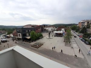 uma vista para uma cidade com pessoas andando em uma rua em Apartman Nole 1 em Despotovac