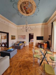 Elle comprend un salon avec un plafond orné d'un lustre. dans l'établissement Ancient Luxury Home with heated pool near Catania, Taormina, the Sea and Mount Etna, à Giarre