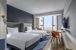 蘭州市にあるHoliday Inn Express Lanzhou New Area, an IHG Hotelのベッド2台と窓が備わるホテルルームです。