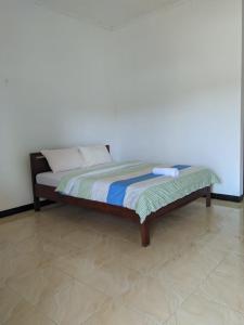 Postel nebo postele na pokoji v ubytování Andy's Lodge Kelimutu