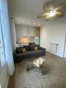 een woonkamer met een bank en een glazen tafel bij Nice port : cosy appartement au calme in Nice