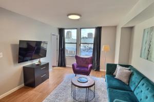 A seating area at The Funky 2bd Apartment next to the convention center and reading terminal