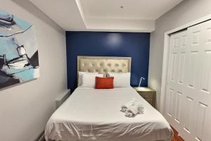 1 dormitorio con 1 cama con pared azul en The Funky 2bd Apartment next to the convention center and reading terminal en Filadelfia