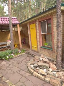 een huis met een gele deur en een patio bij Гостевой дом Azia in Borovoye
