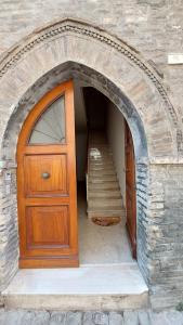 an entrance to a building with a wooden door and stairs at Appartamento Da Castlin in Fano