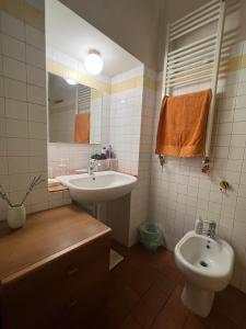 bagno con lavandino e servizi igienici di B&B Da Dodo' a Calizzano