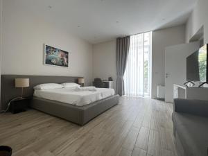 A bed or beds in a room at Il Tempio degli Artisti - Suites