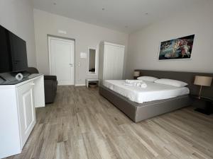 A bed or beds in a room at Il Tempio degli Artisti - Suites