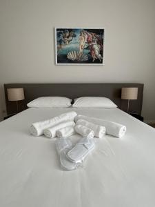 A bed or beds in a room at Il Tempio degli Artisti - Suites