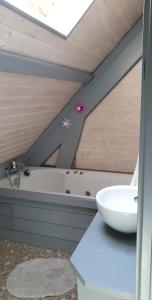La salle de bains est pourvue d'un lavabo et d'une baignoire. dans l'établissement Chalet au cœur du Val d'Azun, à Arras-en-Lavedan