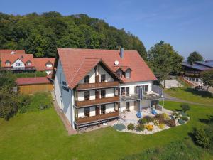 eine Luftansicht eines Hauses mit Dach in der Unterkunft Bergpension Lang in Mitterteich